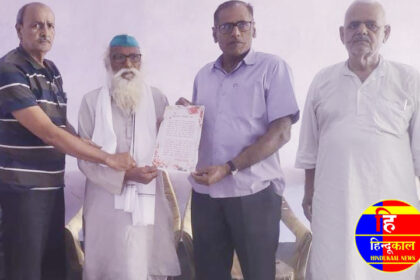 Tribute meeting and grand kavi sammelan held on death anniversary